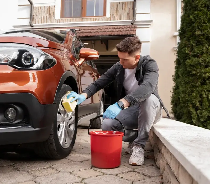 Lavage auto à domicile Piedigriggio : professionnel intervenant sur un véhicule